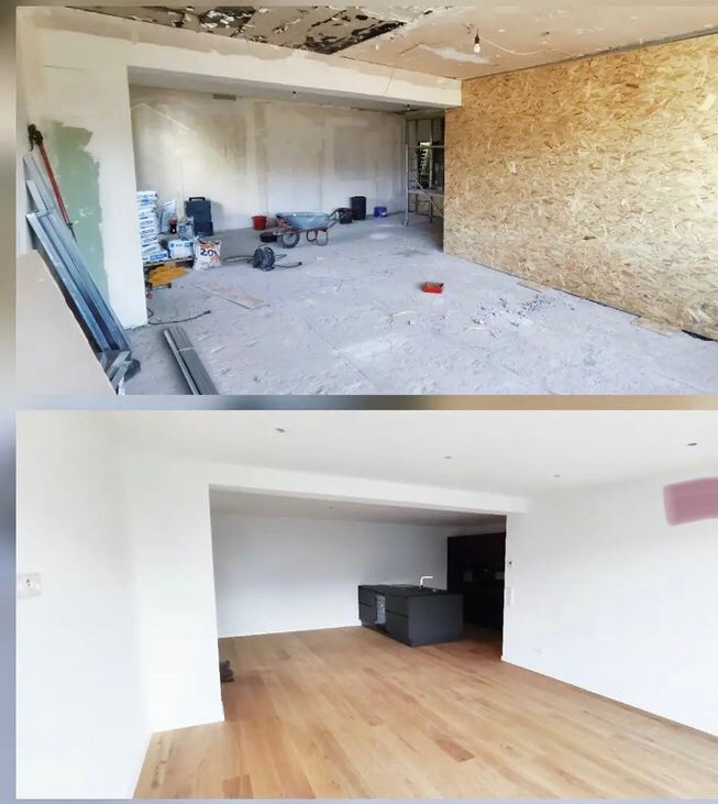 Dwa ujęcia tego samego pomieszczenia: górne pokazuje stan surowy z widoczną instalacją, workami z zaprawą, taczką i płytą OSB na ścianie; dolne prezentuje wykończone wnętrze z drewnianą podłogą...