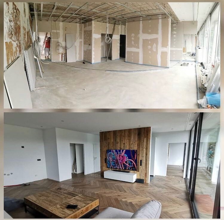 Dwuetapowy widok salonu: górna część ukazuje surowy stan z płytami gipsowo-kartonowymi i instalacjami, dolna część prezentuje wykończone wnętrze z drewnianą ścianą telewizyjną, parkietem w jodełkę...