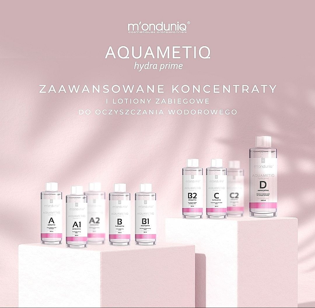 Zestaw kosmetyków marki M'onduniq Aquametiq Hydra Prime, zawierający zaawansowane koncentraty i lotony zabiegowe do oczyszczania wodorowego, zaprezentowany na różowym tle w minimalistycznej aranżacji.