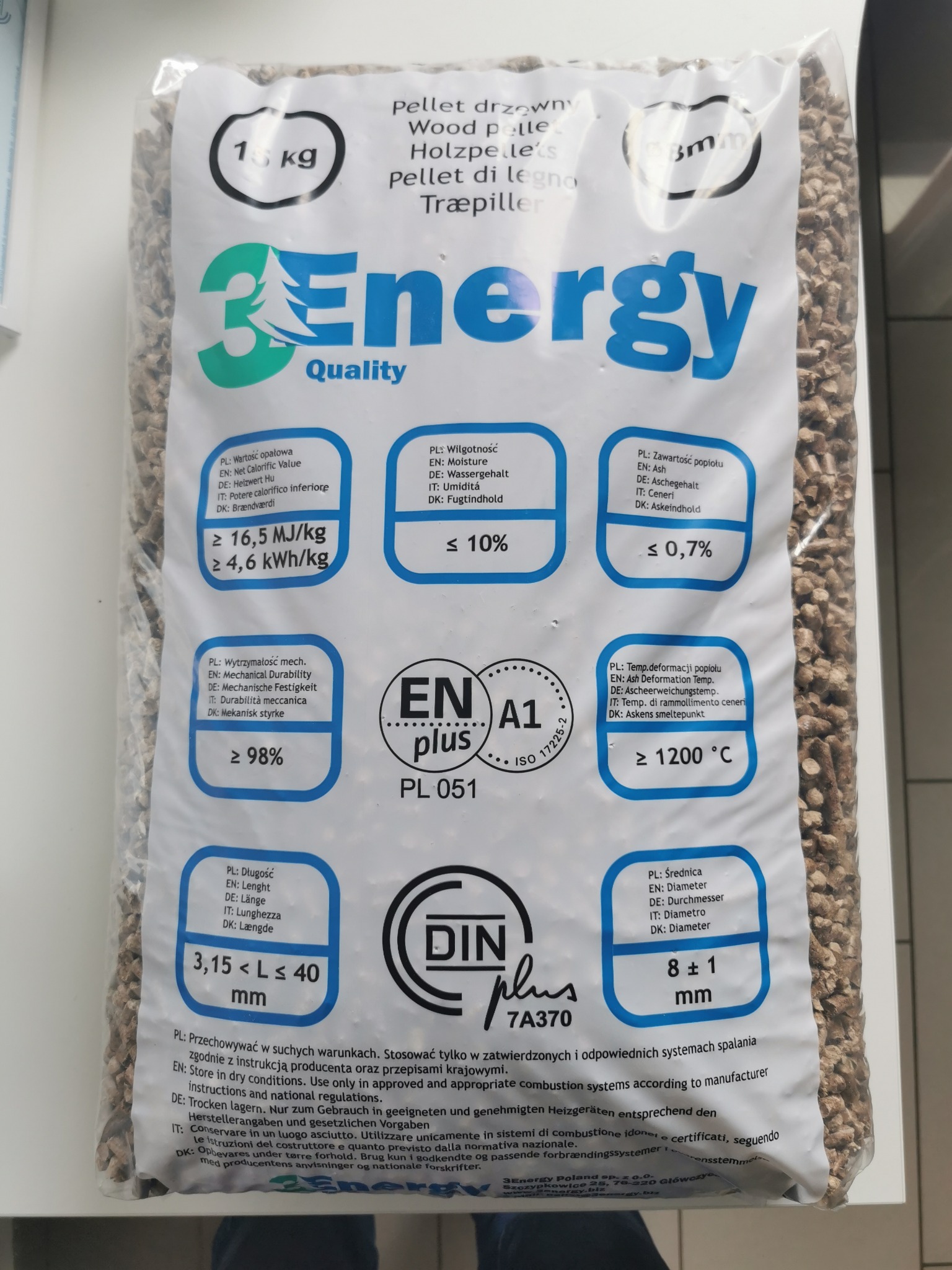Worek pelletu drzewnego 15 kg marki 3Energy Quality z widocznymi informacjami o parametrach, certyfikatach ENplus A1 i DINplus, na jasnym tle.