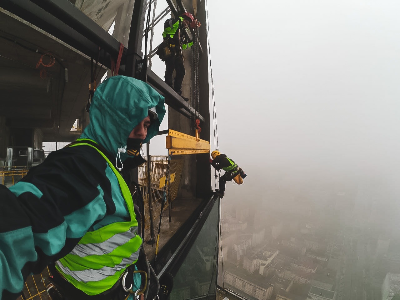 Varso Tower. Montaż szyb, okien, i różne pracy na wysokości.