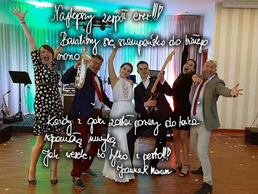 Zespół muzyczny w akcji: saksofonista w okularach i bordowej marynarce, wokalistka w sukience w grochy z podniesionymi rękami, panna młoda w białej sukni, gitarzysta w czarnym garniturze...