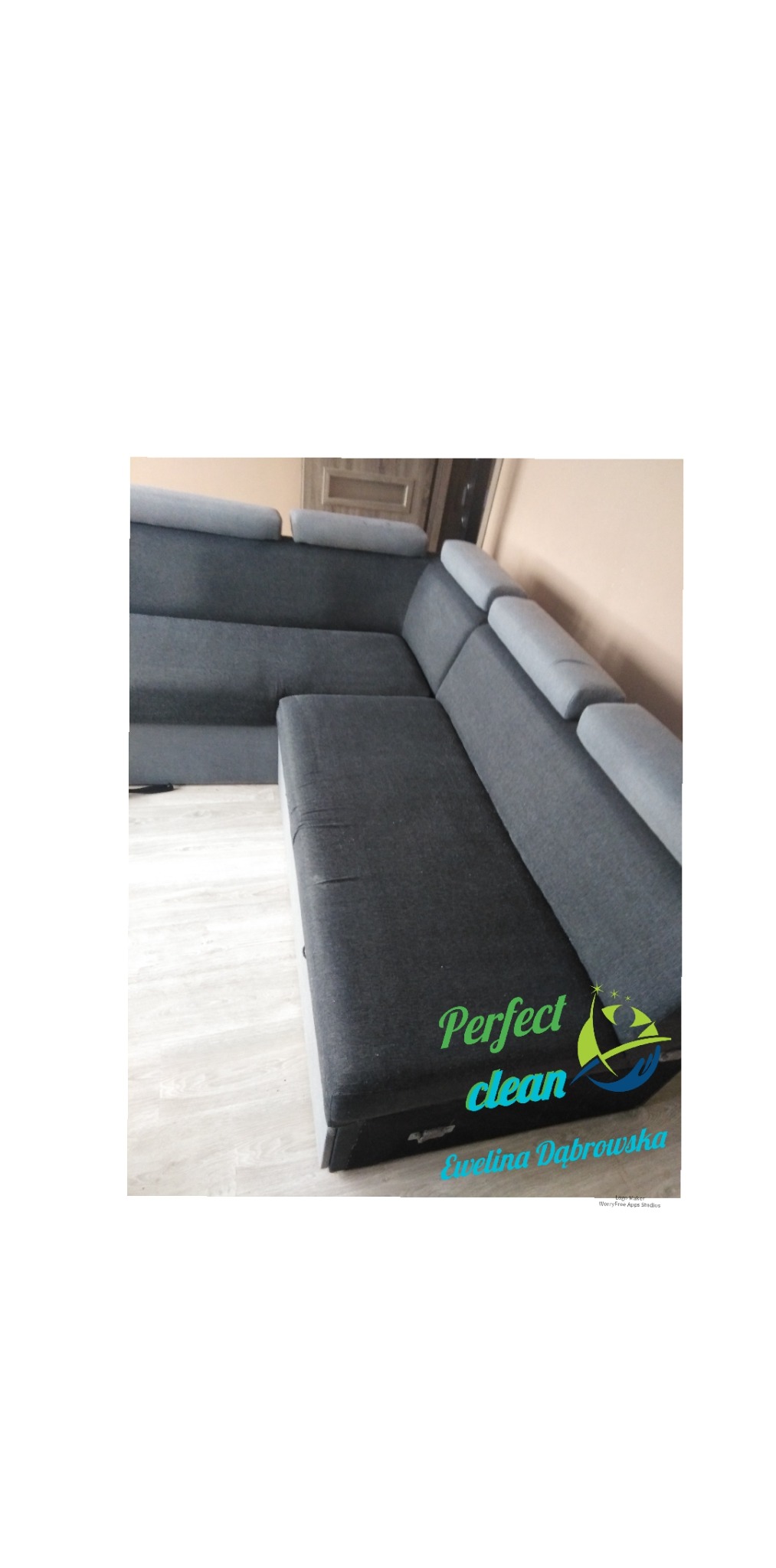 Szary narożnik z wysuwaną skrzynią na pościel, na podłodze panele, widoczne logo firmy sprzątającej 'Perfect clean Ewelina Dąbrowska'.