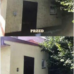 Porównanie stanu elewacji budynku gospodarczego przed i po czyszczeniu, widoczne usunięcie zabrudzeń i zazielenienia.