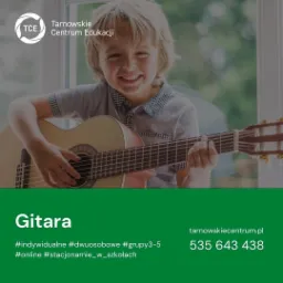 Uśmiechnięty chłopiec z blond włosami gra na gitarze akustycznej w jasnym pomieszczeniu, logo Tarnowskiego Centrum Edukacji w lewym górnym rogu.