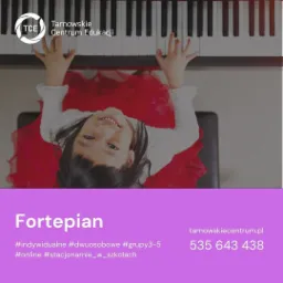 Dziewczynka w czerwonej sukience uśmiecha się, siedząc przy pianinie; widoczny fragment klawiatury i logo Tarnowskiego Centrum Edukacji.