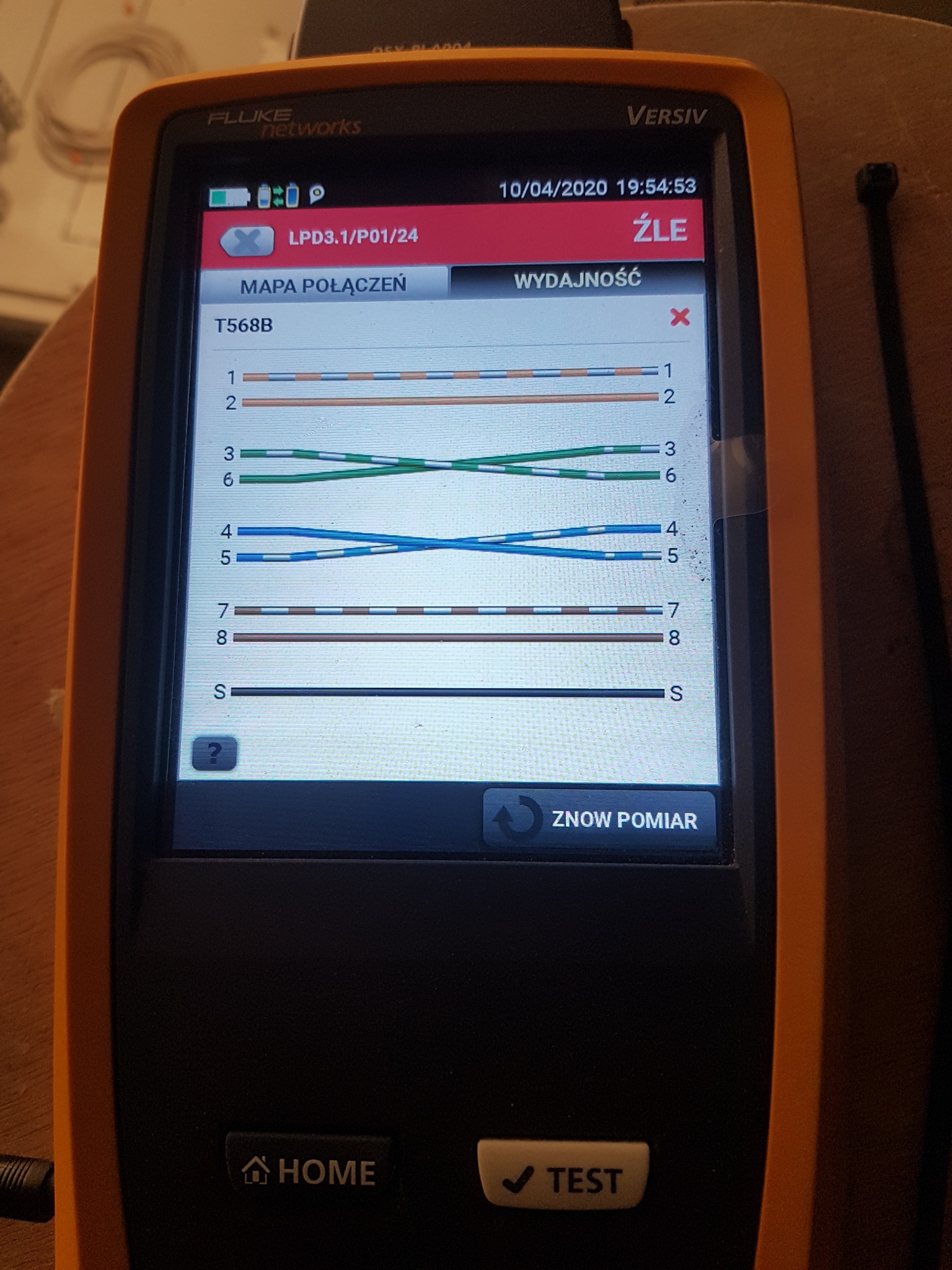 Ekran testera okablowania Fluke Networks Versiv, wyświetlający mapę połączeń T568B z wynikiem negatywnym ('ŹLE') i wskazaniem problemów w okablowaniu, widoczne przerwane linie na wykresie.