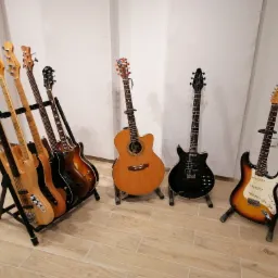 Kolekcja gitar i basów przygotowanych do nagrań w pracowni lutniczej Tone Zone