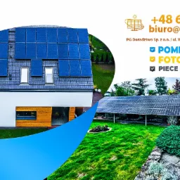 Dom z panelami fotowoltaicznymi na dachu, panele na ziemi, pompa ciepła Mitsubishi Ecodan, zadbany ogród i elementy grafiki reklamowej.