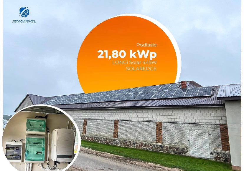 Instalacja fotowoltaiczna o mocy 21,80 kWp na dachu budynku gospodarczego, widoczne panele LONGi Solar 445W i falownik SolarEdge, obok skrzynki elektryczne z zabezpieczeniami.
