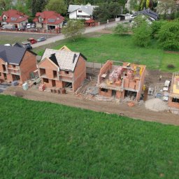 Dokumentacja postępu budowy domów w zabudowie szeregowej