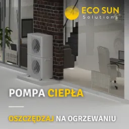 Dwa moduły klimatyzacyjne jeden na drugim na tle ceglanej ściany, widoczne wnętrze nowoczesnego domu z białymi ścianami i schodami, logo Eco Sun Solutions w prawym górnym rogu.