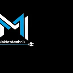 Logo firmy elektrotechnicznej z stylizowaną literą M w kolorach niebieskim i białym oraz wtyczką elektryczną.
