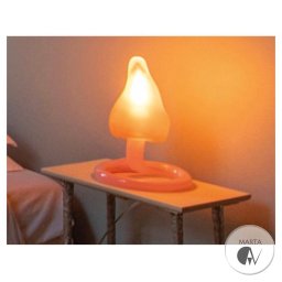 MartaGav Design - Nietypowa lampka nocna w kształcie grzyba z różową podstawą, stojąca na stoliku nocnym obok łóżka; ciepłe, rozproszone światło.