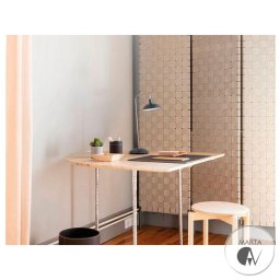 MartaGav Design - Jasne, minimalistyczne biuro domowe z owalnym biurkiem z jasnego drewna, lampką biurkową, rośliną doniczkową, drewnianym stołkiem i parawanem z plecionej skóry w tle.