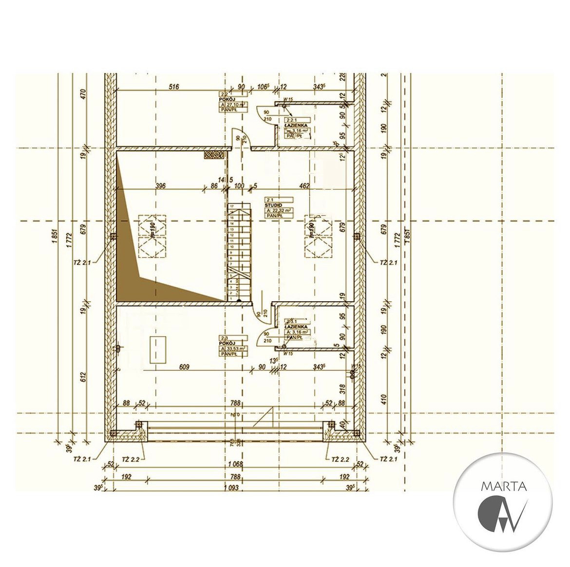 Rzut poziomy mieszkania z wymiarami, oznaczonymi pomieszczeniami (pokój, studio, łazienka) i elementami wyposażenia, naniesiony na siatkę z brązowym odcieniem papieru.