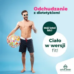 Uśmiechnięty mężczyzna bez koszulki w okularach przeciwsłonecznych i kąpielówkach z piłką plażową, pokazujący kciuk w górę na jasnoniebieskim tle z tekstem promocyjnym i logo firmy.