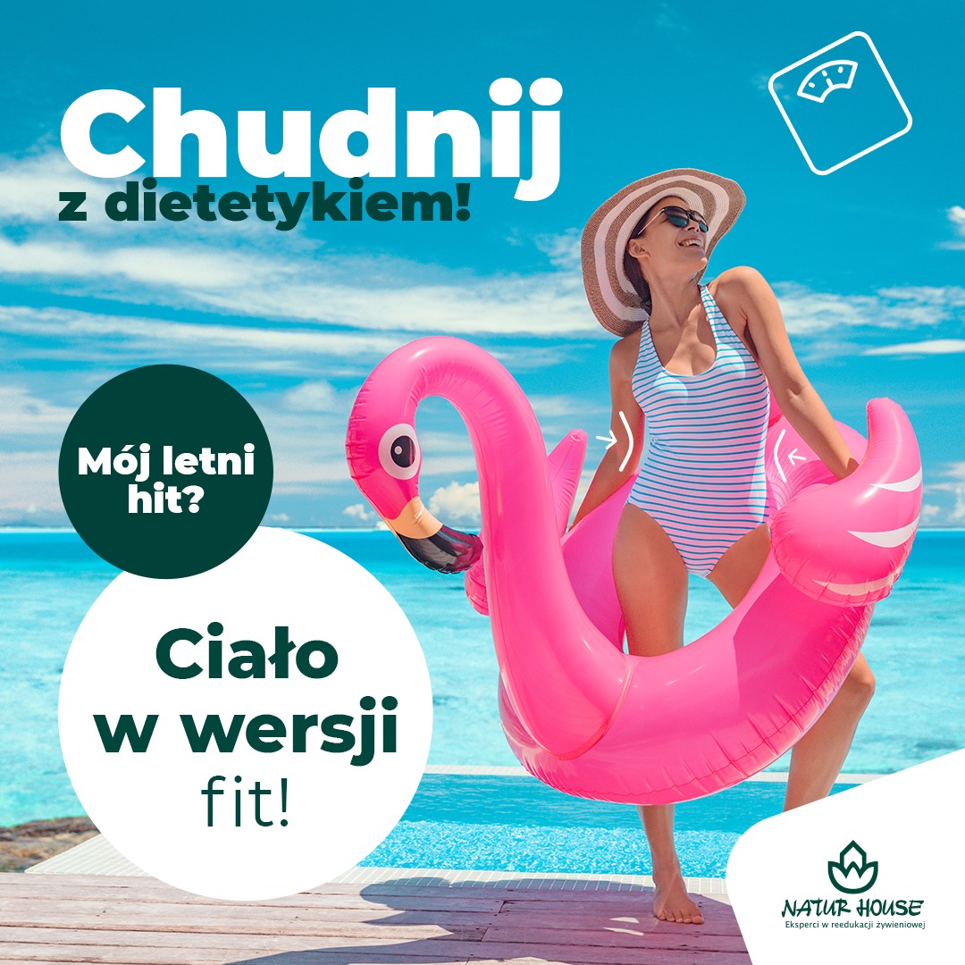 Uśmiechnięta kobieta w stroju kąpielowym i kapeluszu, trzymająca dmuchanego, różowego flaminga na tle błękitnego nieba i morza, z hasłami reklamowymi dotyczącymi odchudzania i logo firmy Natur House.