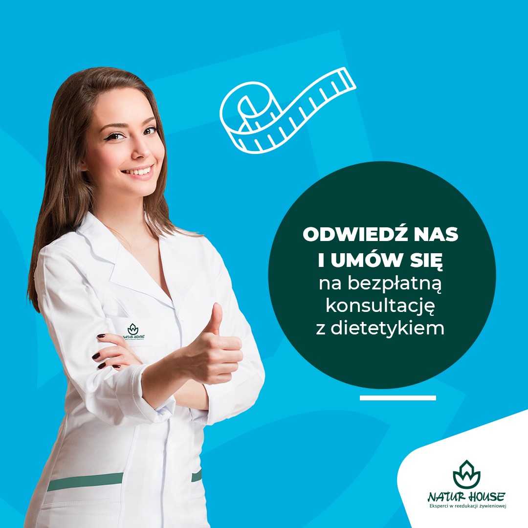 Uśmiechnięta kobieta w białym uniformie, z uniesionym kciukiem, na niebieskim tle z grafiką miarki krawieckiej i okrągłym banerem z tekstem o darmowej konsultacji żywieniowej.