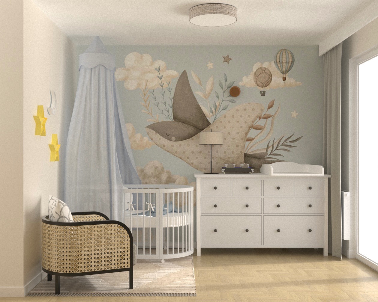 Pokój dziecięcy z okrągłym łóżeczkiem, wiklinowym fotelem, białą komodą i tapetą w motywy zwierzęce i balony