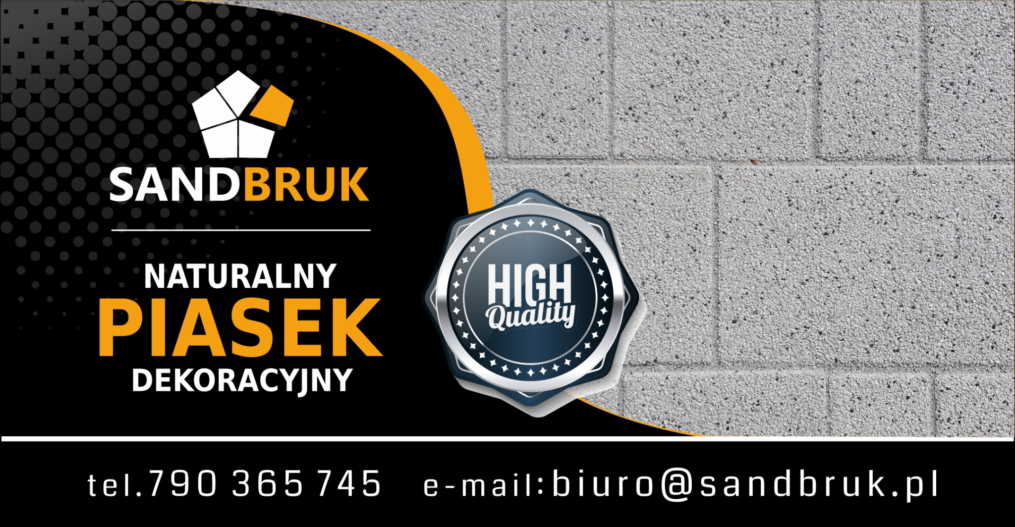 Reklama firmy Sandbruk prezentująca szarą kostkę brukową z napisem 'Naturalny Piasek Dekoracyjny' i logo 'High Quality'.