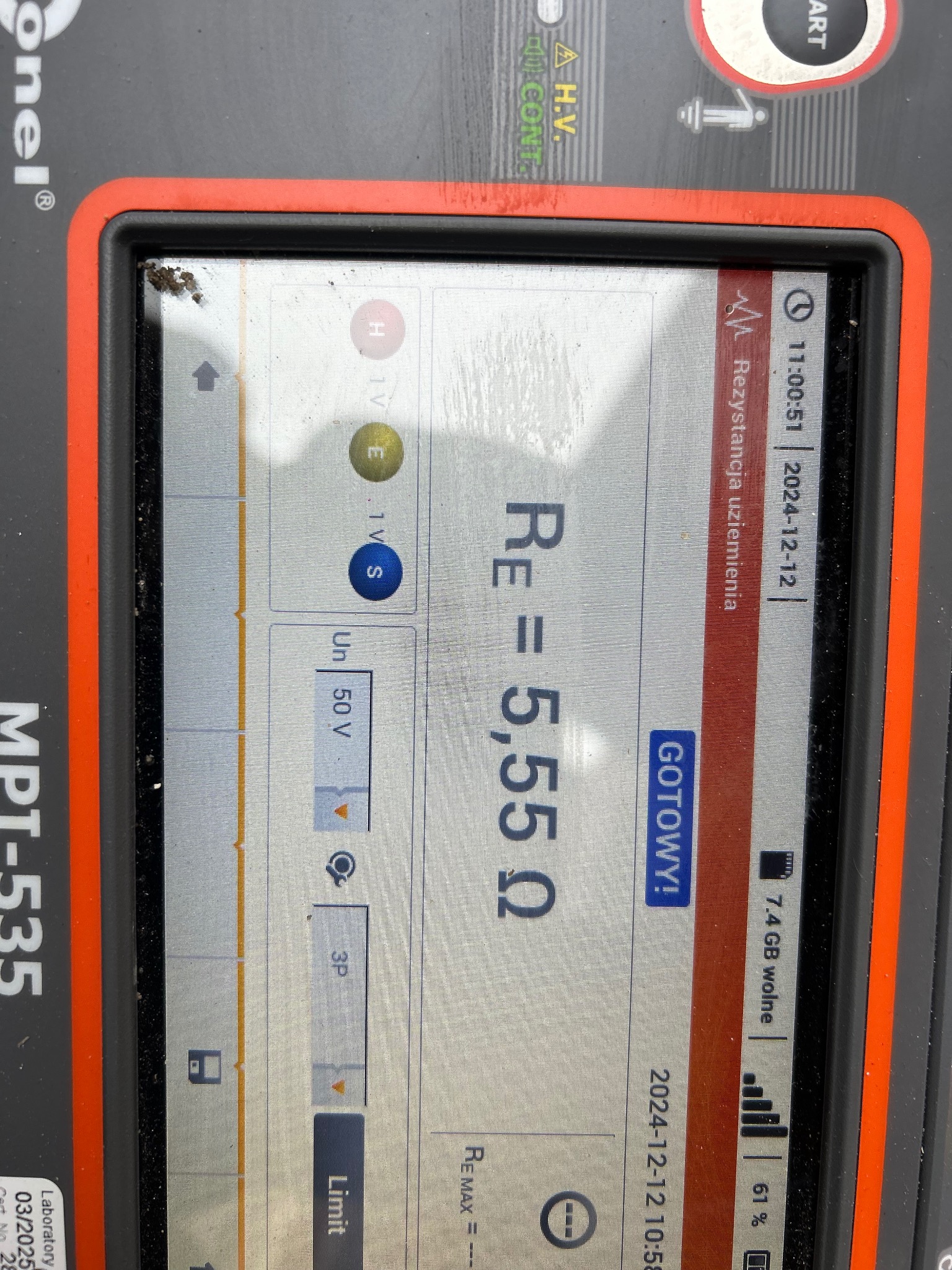 Ekran miernika rezystancji uziemienia MPT-535 z wynikiem 5,55 Ω, data 2024-12-12, godzina 11:00:51. Widoczne ustawienia pomiaru i status 'GOTOWY!'.