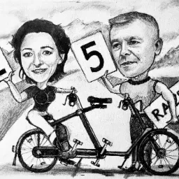 Czarno-biały rysunek przedstawiający parę jadącą na tandemie na tle gór. Kobieta trzyma tabliczkę z numerem '2', mężczyzna z '5', a kret z 'LAT'. Tabliczka na tyle roweru pokazuje słowo 'RAZEM'.