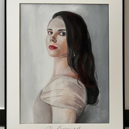 StudioPortretu - Oprawiony portret olejny kobiety z ciemnymi włosami, ubranej w jasną sukienkę, z sygnaturą artysty w dolnej części.