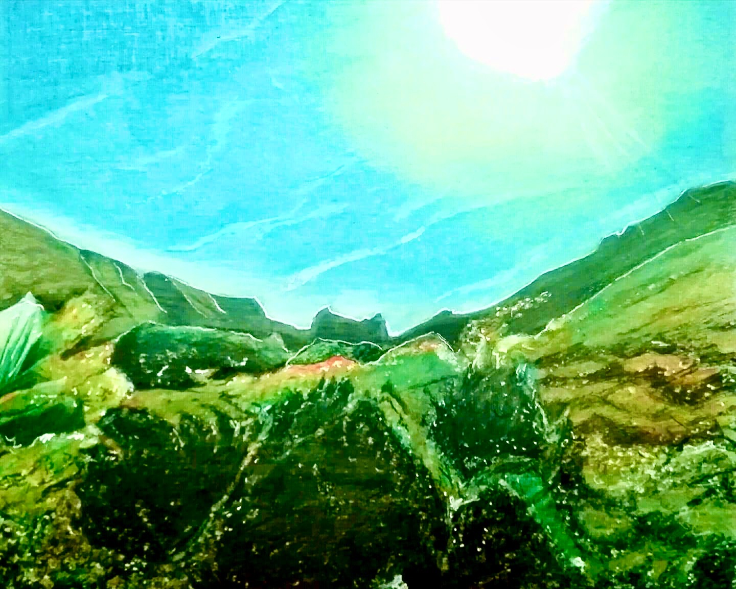 Pejzaż górski w technice akwareli, z intensywnym błękitnym niebem i jaskrawym słońcem w prawym górnym rogu, dominują odcienie zieleni i brązu.