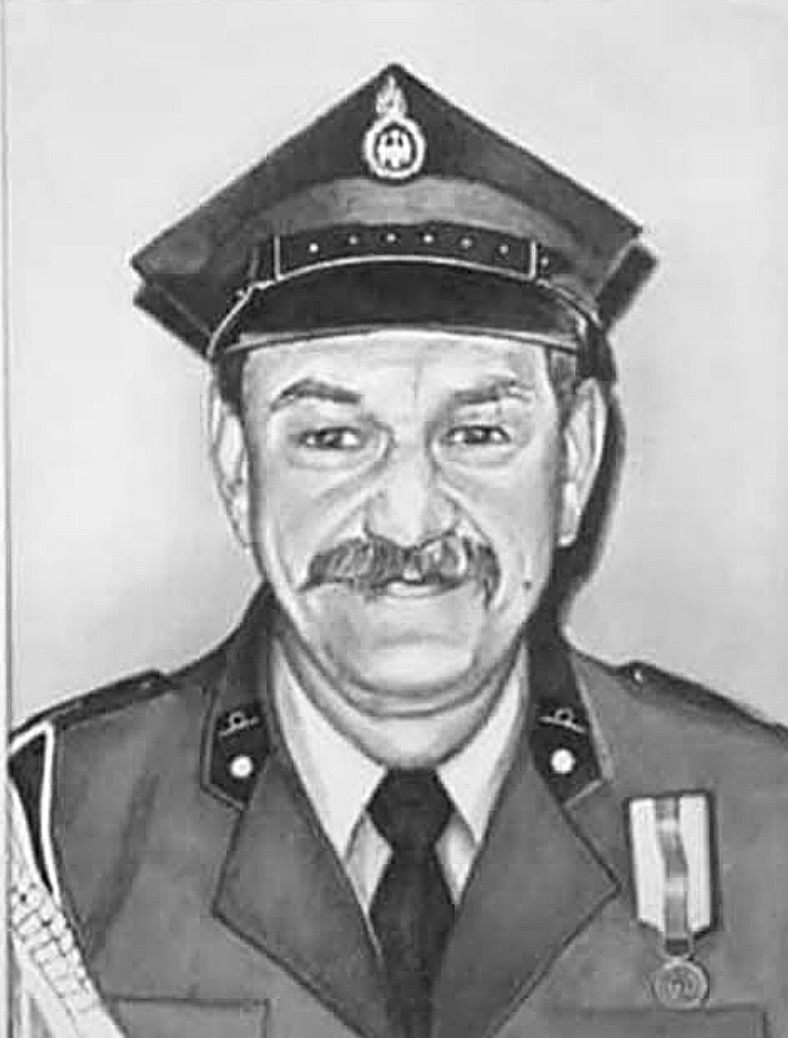 Czarno-biały portret mężczyzny w mundurze i czapce z daszkiem, z wąsami i medalem na piersi, wykonany ołówkiem.