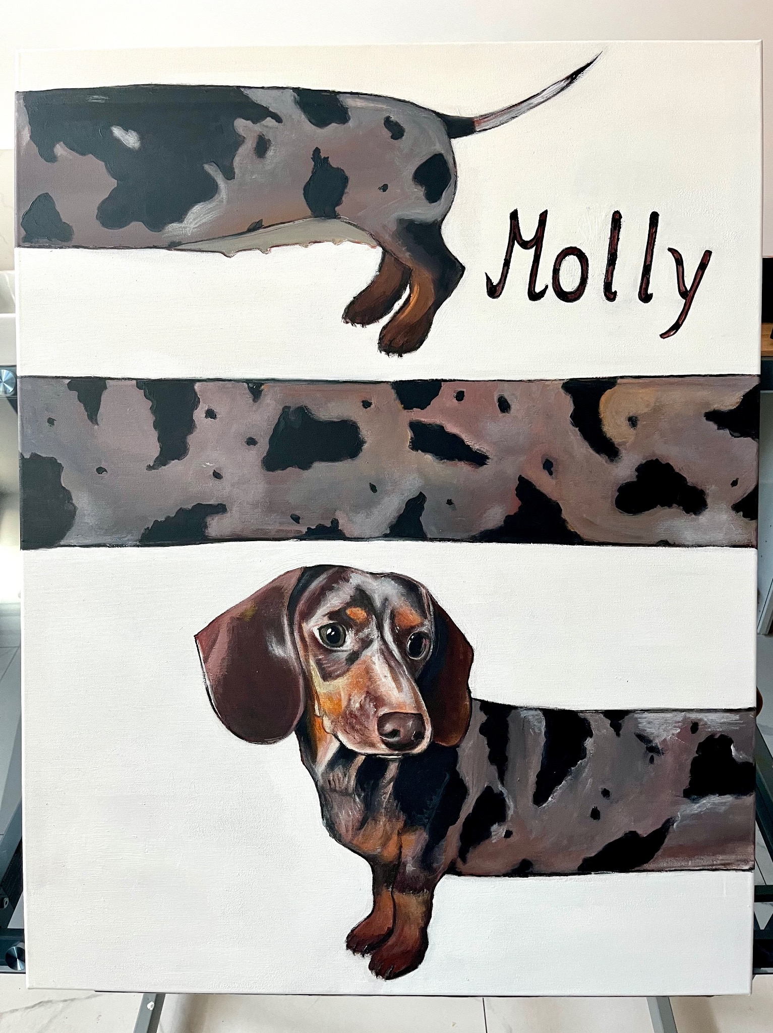 Portret jamnika o imieniu Molly, namalowany farbami na płótnie w trzech segmentach, ukazujący głowę, tułów i tylną część psa.