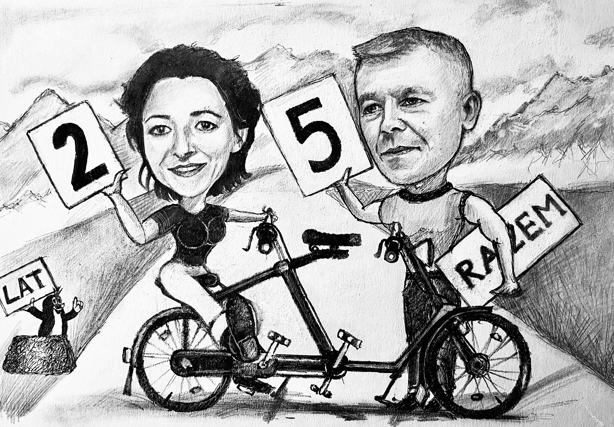 Czarno-biały rysunek przedstawiający parę jadącą na tandemie na tle gór. Kobieta trzyma tabliczkę z numerem '2', mężczyzna z '5', a kret z 'LAT'. Tabliczka na tyle roweru pokazuje słowo 'RAZEM'.