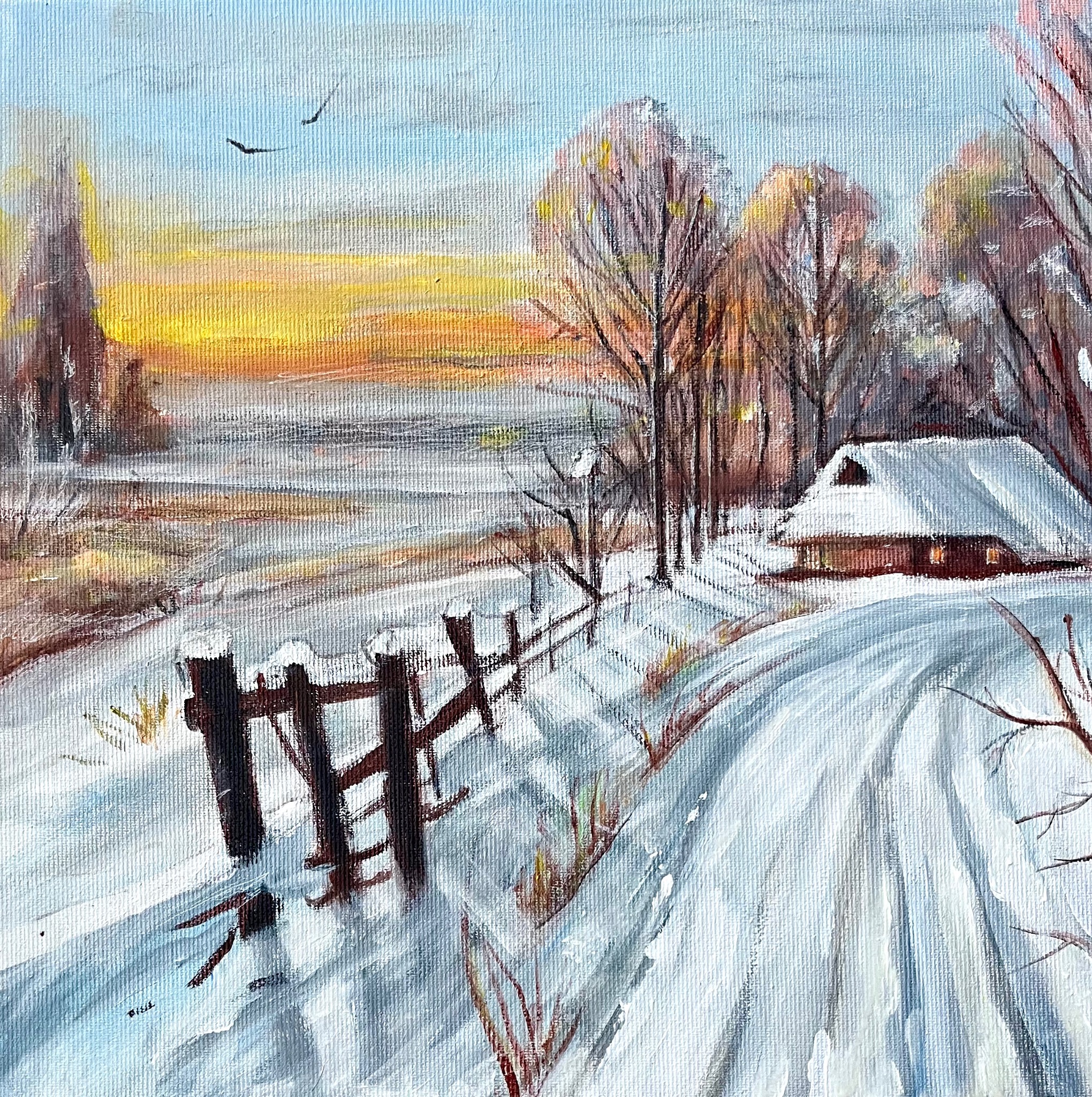 Zimowy pejzaż olejny: Śnieżna droga prowadzi do ośnieżonego domu, w tle zachód słońca i przelatujący ptak. Widoczne detale faktury farby na płótnie.