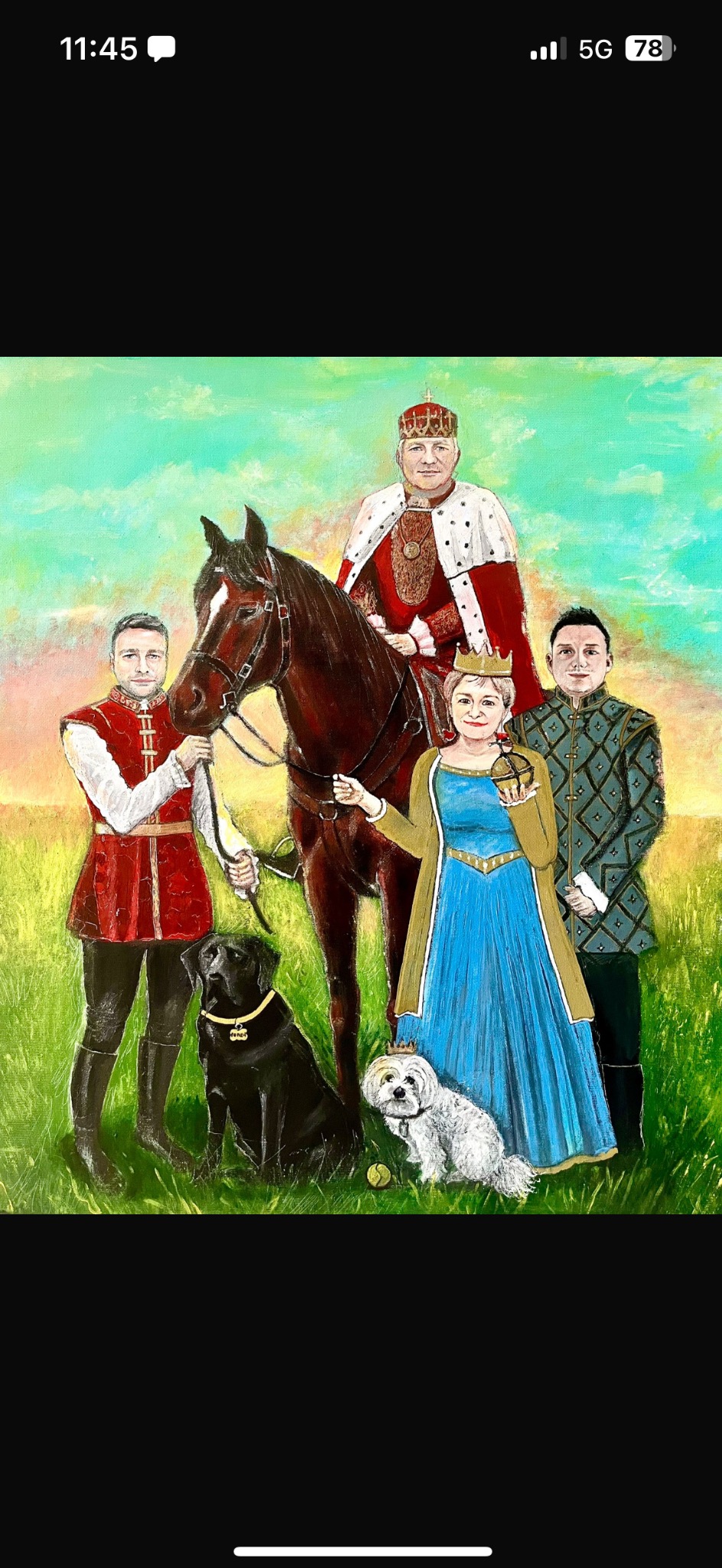 Obraz przedstawia rodzinę w strojach historycznych, z królem na koniu, królową i dwoma synami, oraz dwoma psami, namalowany w stylu realistycznym.