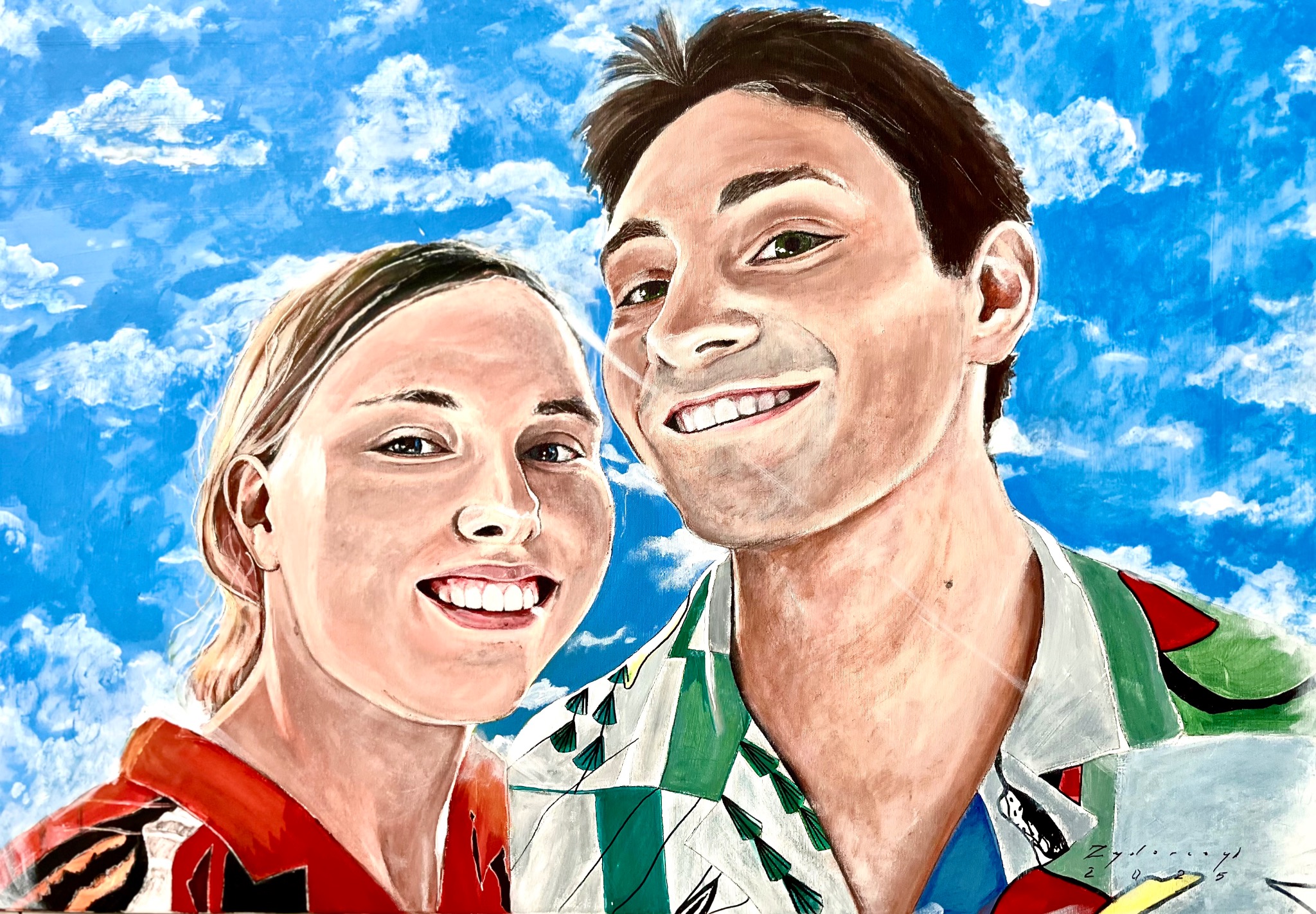 Portret olejny uśmiechniętej pary na tle błękitnego nieba z chmurami. Widoczne detale ubrań i sygnatura autora w prawym dolnym rogu. Ekspresjonistyczny styl malarski.