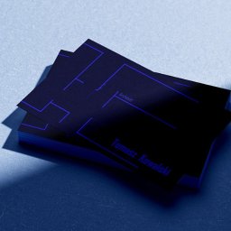 Julia Półtoraj - Stos wizytówek architekta w ciemnych odcieniach niebieskiego z minimalistycznym planem budynku i danymi kontaktowymi.