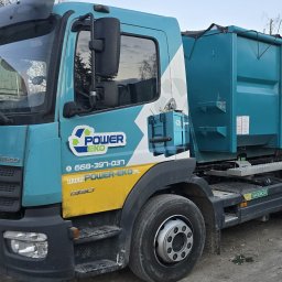 POWER EKO SPÓŁKA Z OGRANICZONĄ ODPOWIEDZIALNOŚCIĄ - Turkusowa ciężarówka z kontenerem, z logo firmy Power-Eko, zaparkowana na placu. Widoczny numer telefonu i adres strony internetowej na pojeździe.