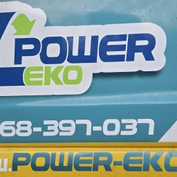 POWER EKO SPÓŁKA Z OGRANICZONĄ ODPOWIEDZIALNOŚCIĄ - Fragment boku pojazdu z naklejką firmy Power Eko: logo recyklingu, nazwa, numer telefonu i adres strony internetowej na tle turkusowo-żółtym.