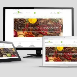 Responsywny projekt strony internetowej z motywem kulinarnym, wyświetlany na monitorze, laptopie, tablecie i smartfonie, prezentujący przyprawy i hasło 'Niezbędne przyprawy do Twoich potraw'.