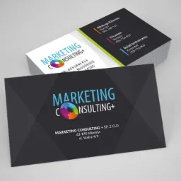 Stos wizytówek firmy Marketing Consulting+ z ciemnoszarym tłem, logo z kolorowym okręgiem i danymi kontaktowymi, ułożonych na jasnym tle.