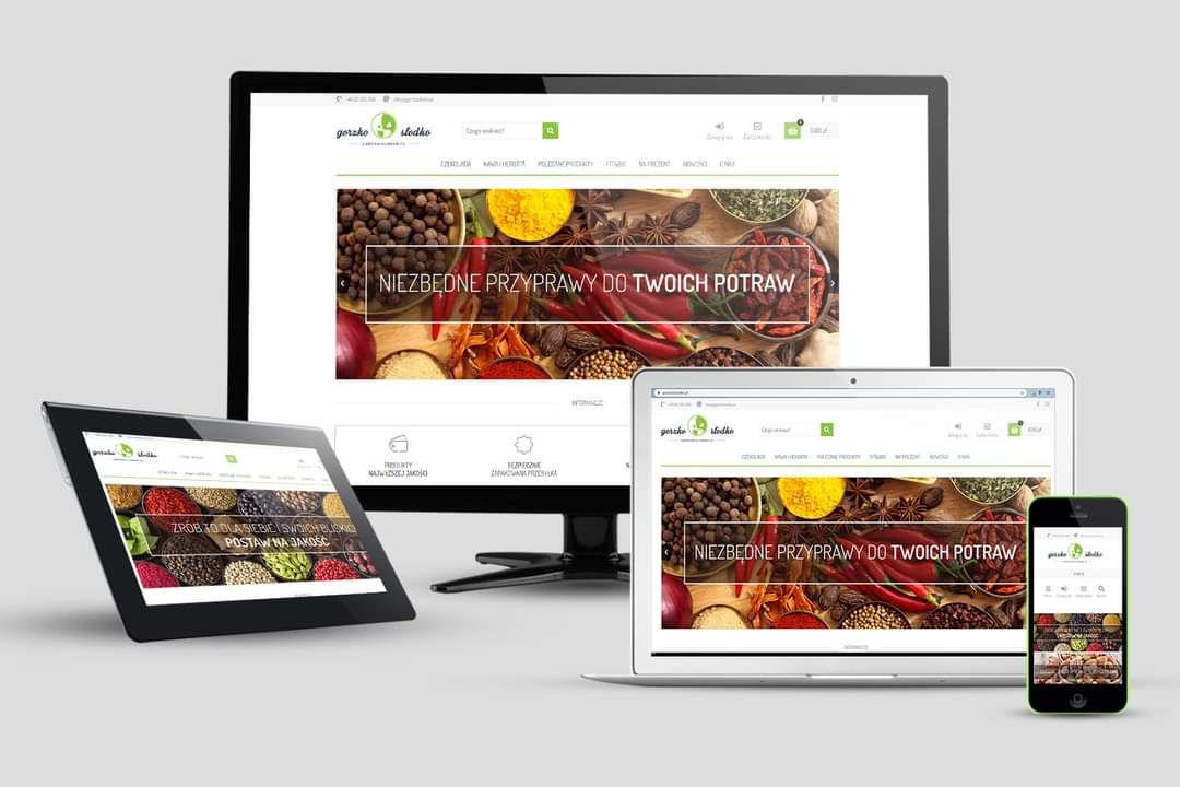 Responsywny projekt strony internetowej z motywem kulinarnym, wyświetlany na monitorze, laptopie, tablecie i smartfonie, prezentujący przyprawy i hasło 'Niezbędne przyprawy do Twoich potraw'.
