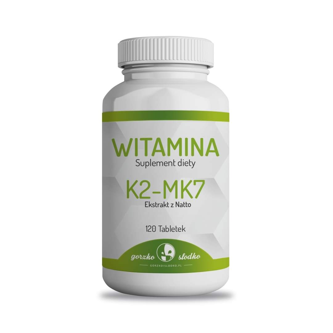 Biała plastikowa butelka suplementu diety Witamina K2-MK7 z ekstraktem z Natto, etykieta z zielonymi akcentami, 120 tabletek, na białym tle.