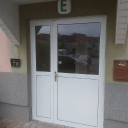 Drzwi wejściowe do klatki dla jednej ze wspólnot