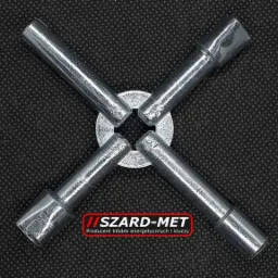 Cztery metalowe kołki z rowkowaną powierzchnią i podkładka ułożone na krzyż na ciemnym tle z widocznym logo producenta.