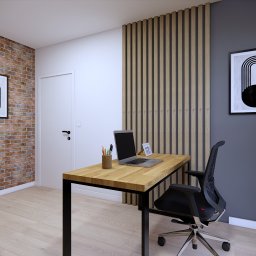 MSPROJEKT Michał Świerczek - Wizualizacja biura: biurko z laptopem, krzesło obrotowe, ściana z cegły i drewniane lamele. Minimalistyczny design, czarno-białe grafiki na ścianach.