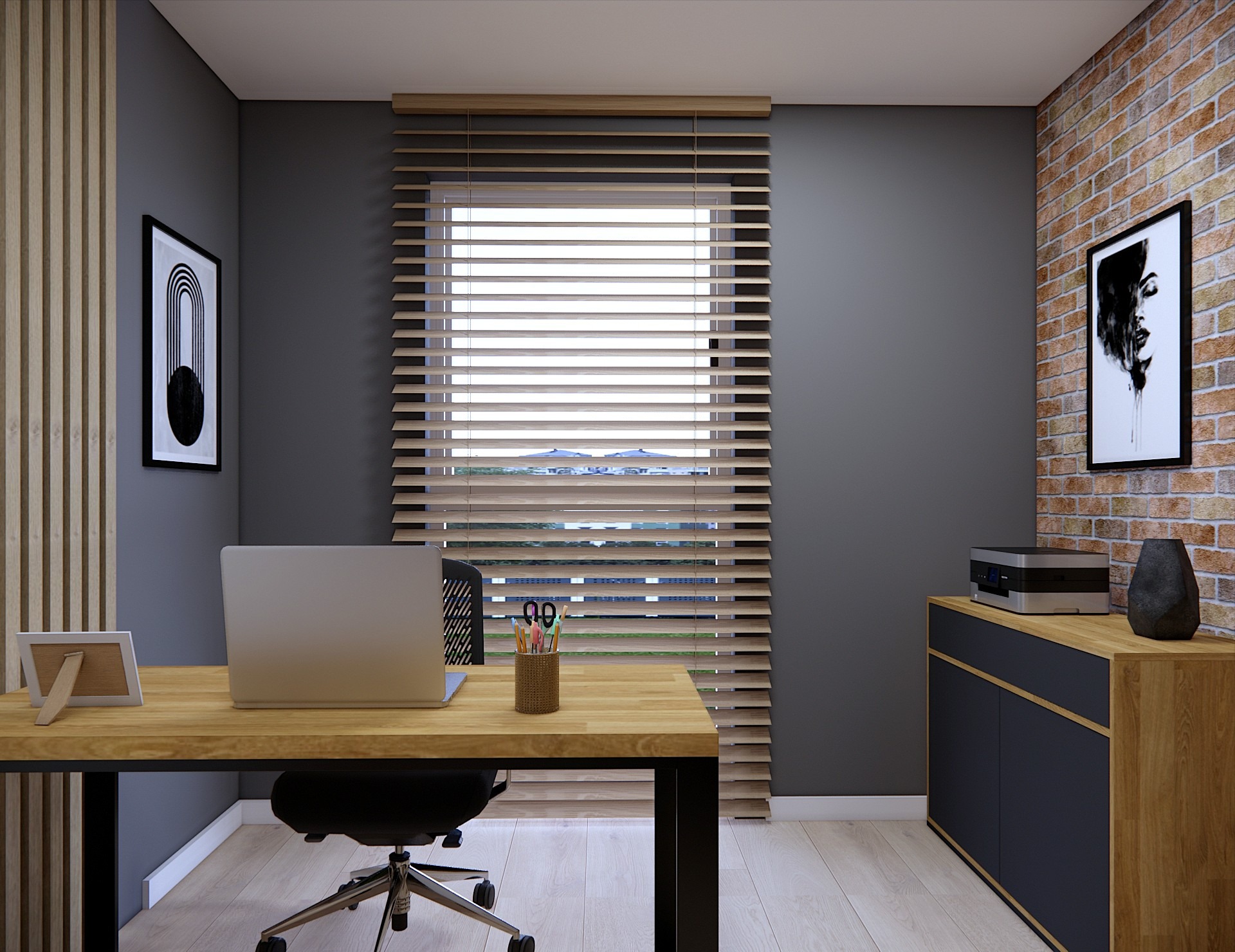 Biuro w szarościach z drewnianym biurkiem i ceglaną ścianą. Na blacie laptop, organizer z przyborami. Żaluzje drewniane w oknie. Minimalistyczny design.