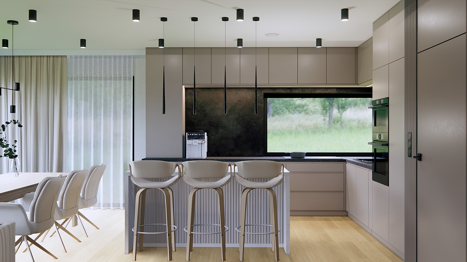 Nowoczesna kuchnia w odcieniach beżu z wyspą i hokerami. Minimalistyczne oświetlenie punktowe i duże okno z widokiem na zieleń. Ekspres do kawy na blacie.
