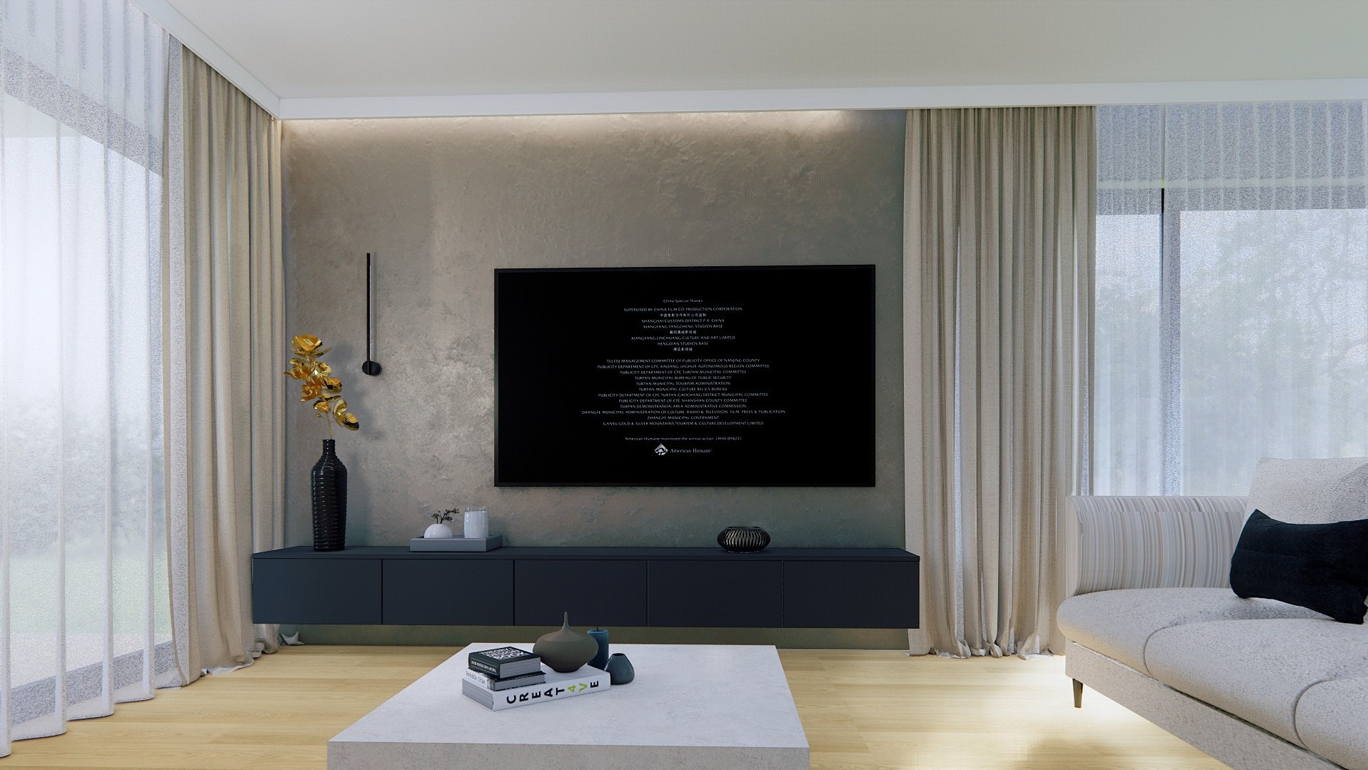 Salon z szarą ścianą, TV z napisami, ciemną szafką RTV, beżowymi zasłonami i sofą. Na stoliku książki i dekoracje. Minimalistyczny wystrój, ciepłe oświetlenie.