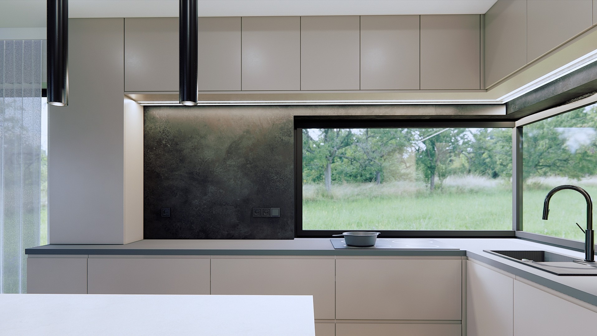 Minimalistyczna kuchnia z dużym oknem na ogród. Jasne szafki, czarne lampy tuby i bateria. Na blacie płyta indukcyjna z garnkiem. Ściana z efektem betonu.