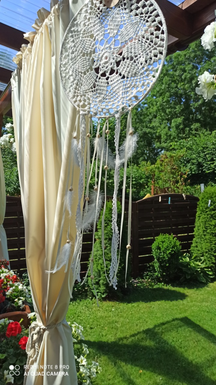 Łapacz snów wykonany na szydełku.